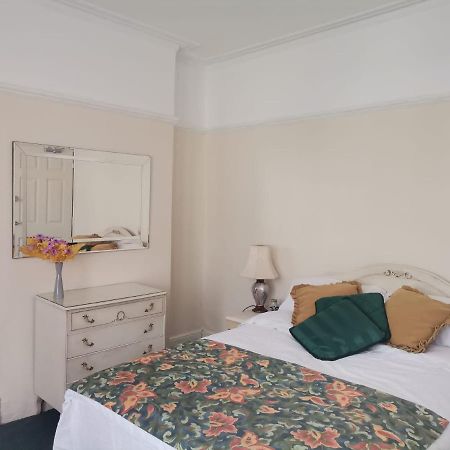 Double Room Available- London Seven Kings Seven Kings Train Station 伊尔福德 外观 照片