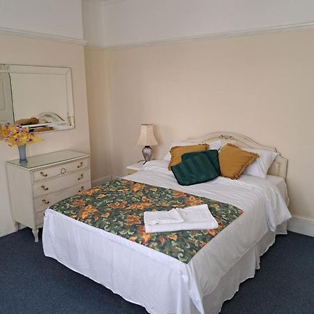 Double Room Available- London Seven Kings Seven Kings Train Station 伊尔福德 外观 照片