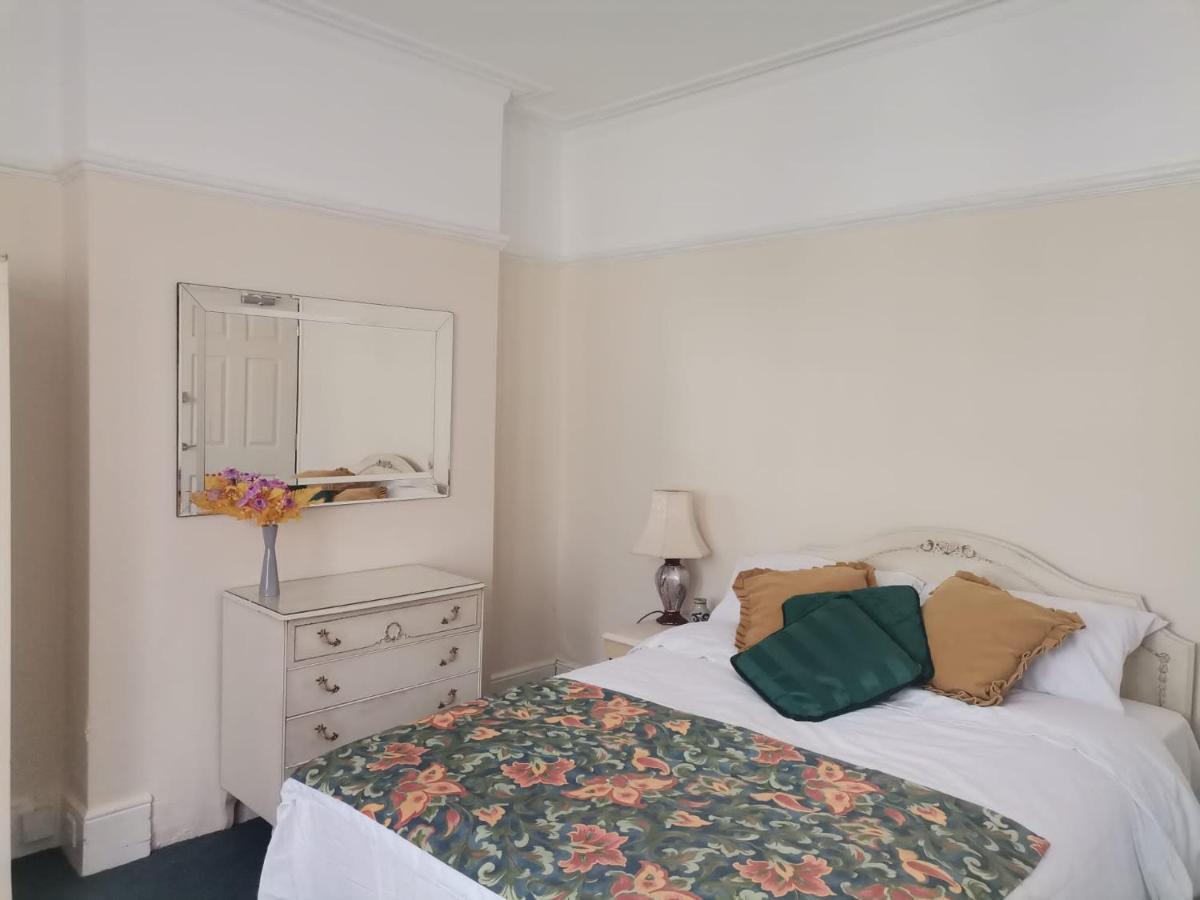 Double Room Available- London Seven Kings Seven Kings Train Station 伊尔福德 外观 照片