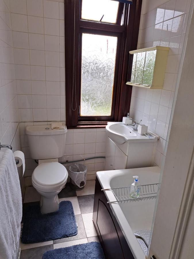 Double Room Available- London Seven Kings Seven Kings Train Station 伊尔福德 外观 照片