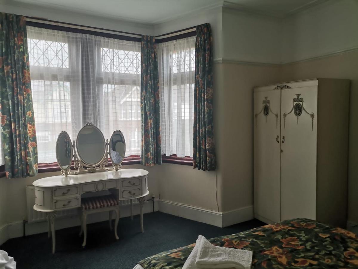 Double Room Available- London Seven Kings Seven Kings Train Station 伊尔福德 外观 照片