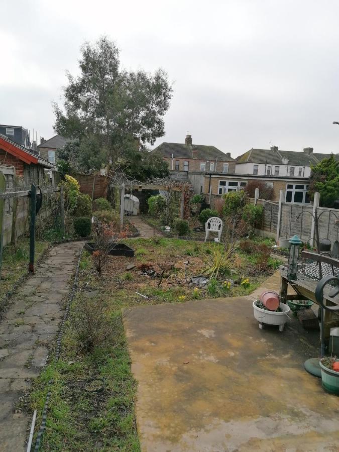 Double Room Available- London Seven Kings Seven Kings Train Station 伊尔福德 外观 照片