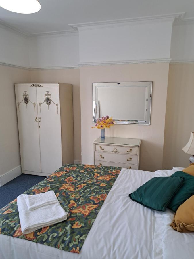 Double Room Available- London Seven Kings Seven Kings Train Station 伊尔福德 外观 照片