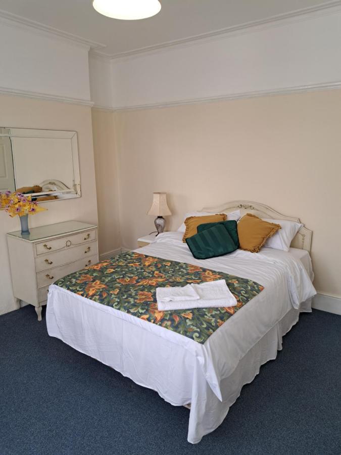 Double Room Available- London Seven Kings Seven Kings Train Station 伊尔福德 外观 照片